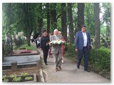 Gėles prie G.Petkevičaitės kapo Panevėžyje neša rašytojas Bitės medalio vertinimo komisijos pirminkas Stasys Kašauskas ir Panevėžio kraštotyros muziejaus direktorius Arūnas Astramskas.