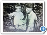  Rūdos kaime žuvęs partizanas Juozas Katilius su sūneliu Juozuku 1947 m. Anūkės Vilmos Katiliūtės-Isodienės šeimos albumas)