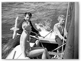 Po Nemuno regatos Nemunu grįžtame iš Nidos. 1972 m. Iš dešinės: N.Stankevičius, autorius, keleivė, fotografavo N. Olisko. 