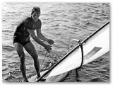  1975 m. Nidos burlentininkas Kukliauskas padovanojo medinę burlentę. Pirmieji Audriaus Menkevičiaus žingsniai ant jos. Po 49 m. jis dar Europos veteranų gretose.

