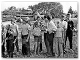 Laivai pakrauti, dalyviai laukia Platelių regatos apdovanojimų. Komandos vadove buvo Stasė Drešerienė 1976 m. Iš dešinės: Stasė Drešerienė, Vytautas Sėdaitis, Albertas Drešeris, Saulius Menkevičius, Arvydas Moliušis, Eduardas Rusteika, Audrius Menkevičius ir Gražvydas Klimašauskas