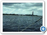 Laboe miestelis, kuriame yra Vokietijos povandeninių laivų memorialas ir muziejus. Monumentas, povandeninio laivo stilizuotas bokštelis iš toli.