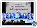Scenoje senjorų linijinių šokių grupė