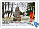 Paminklas žuvusiems kovose už Lietuvos laisvę pastatytas Gudeliuose prieš buvusios _liaudies gynėjų_buveinės pastatą