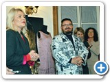 Direktorė Odeta Riklienė atvykusiems į renginį pristato mados istoriką, profesorių Aleksandrą Vasiljevą