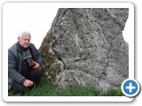 J. Šeimys prie mitologinio akmens, savotiško riboženklio.