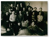 Fabriko darbuotojai (1932 m.) Taip atrodė pardavimui paruošta Lietuvos cukrus produkcija.