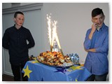 8a kl. mokiniai N. Petraitis ir I. Knizikevičius kviečia dalyvius ir svečius vaišėms.