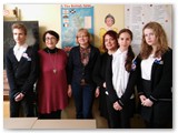 Delegacija iš Tauragės su mokytoja Vaiva Janoniene (trečia iš kairės) ir konkurso nugalėtoja Anele Matrosovaite (antra iš dešinės) apžiūri Z. Kubilienės kabinetą.