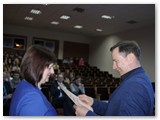 Marijampolės švietimo skyriaus vyriausiasis specialistas Valdimantas Kvietkauskas apdovanoja diplomais mokinius rengusias mokytojas (J. Rupšienė-antrosios vietos laimėtojos mokytoja-Marijonų gimnazija).