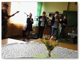 Tauragės "Šaltinio" progimnazijos dalyviams groja I. Mečkauskaitės vadovaujamas instrumentinis ansamblis.